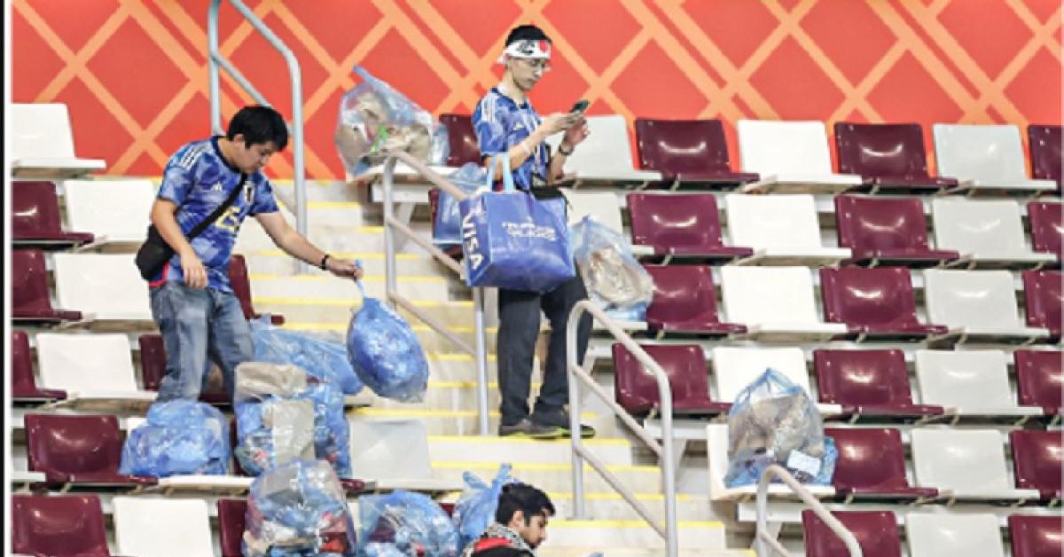 Takjub! Suporter Jepang Bersihkan Sampah di Stadion Piala Dunia Qatar 2022, Usai Pesta Mengalahkan Jerman