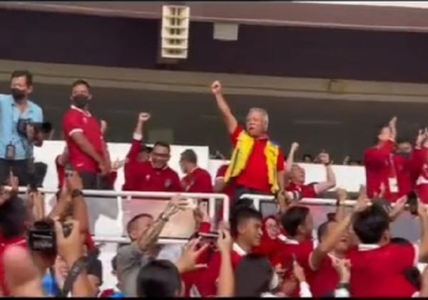 Lihat Momen Selebrasi Pak Bas Lempar Rompi PUPR ke Suporter Indonesia saat Marc Klok Jebol gawang Thailand