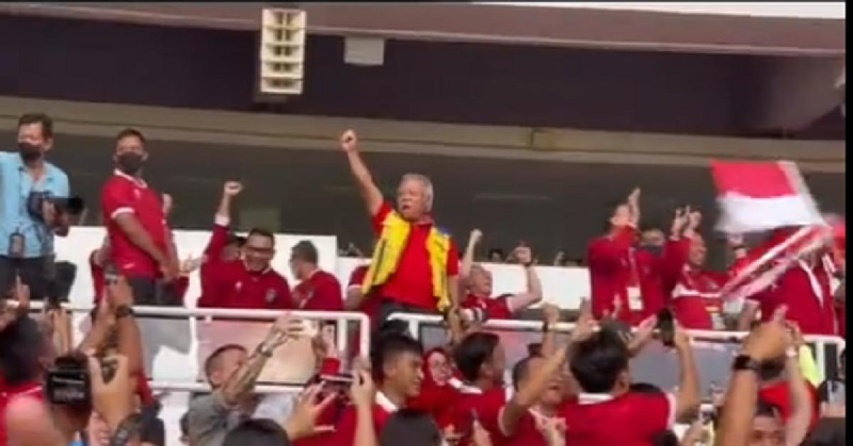 Lihat Momen Selebrasi Pak Bas Lempar Rompi PUPR ke Suporter Indonesia saat Marc Klok Jebol gawang Thailand