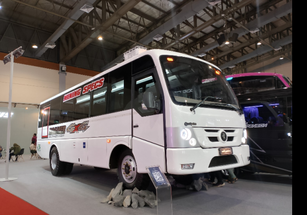 Karoseri Adi Putro Pamerkan Bus Tambang Penggerak Roda 4x4 di Giicomvec 2024 Jakarta 