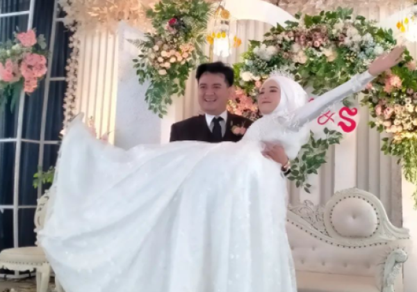Nyesek! Foto Pernikahan Susi dengan Eks Suami Mawar AFI Dihujat, Warganet: Udah Digaji Ngembat Suami Majikan 