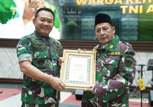 KASAD Dudung Kukuhkan Habib Lutfi sebagai Warga Kehormatan TNI AD