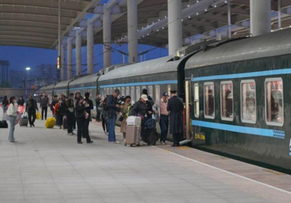 Xinjiang Luncurkan Kereta Tianshan untuk Menikmati Pemangandan Alam Uighur