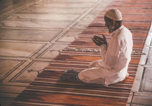 Tata Cara Sholat Hajat Lengkap Dengan Panduan, Bacaan Doa Serta Keutamaan