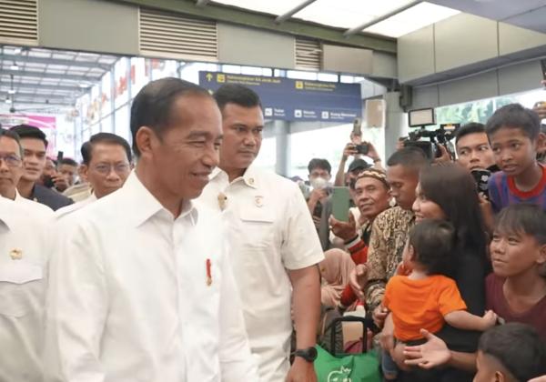 Jokowi Tinjau Pemudik di Stasiun Pasar Senen, Ada yang Perlu Dibenahi