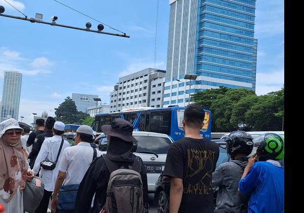 Arus Lalu Lintas Depan Gedung DPR Macet Total, Buntut Demo Pemakzulan Jokowi