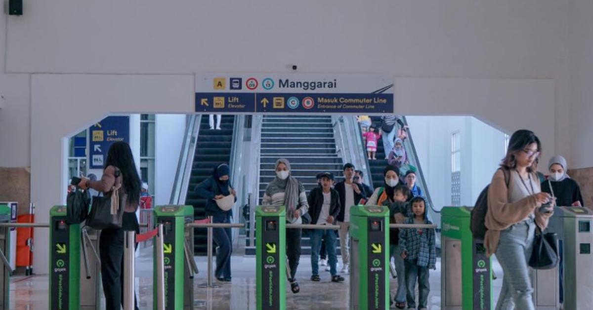 Terlihat di Stasiun Manggarai, Jumlah Penumpang KA Bandara Soetta Meningkat Jelang Libur Nataru