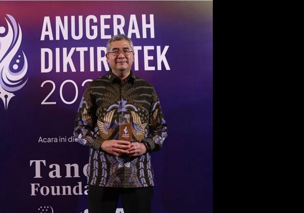 Universitas Esa Unggul Sabet 2 Penghagraan Anugerah Humas Diktiristek 2023 dari Kemendikbudristek