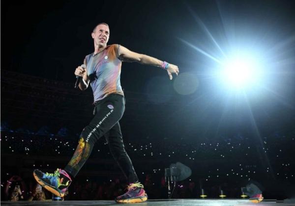 Chris Martin: Apa Kabar Kota Jakarta, Boleh Dong Pinjam Seratus