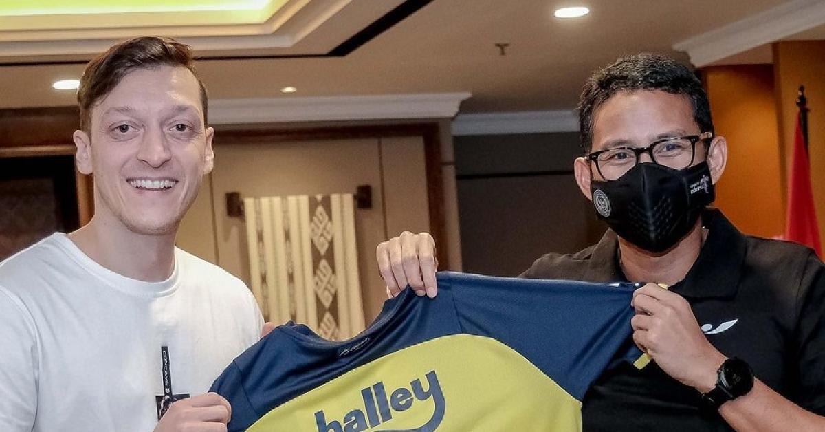 Soal Final Liga Champions, Sandiaga Uno Dukung Liverpool, Mesut Ozil?