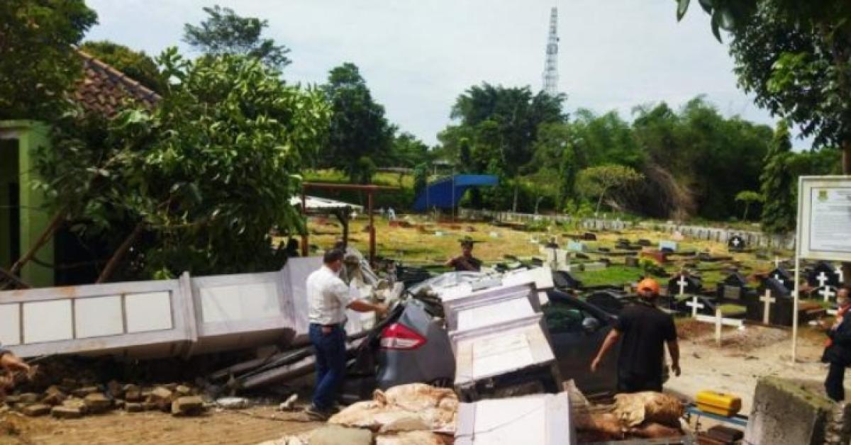 Keluarga di Tangerang Ziarah ke Makam, Mobil yang Ditumpanginya Ketiban Gapura