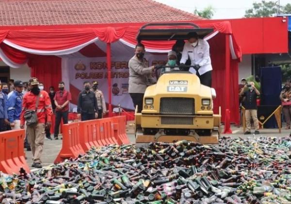Jelang Puasa, Polisi Buldozer Belasan Ribu Botol Miras dan Blender Sabu Ekstasi
