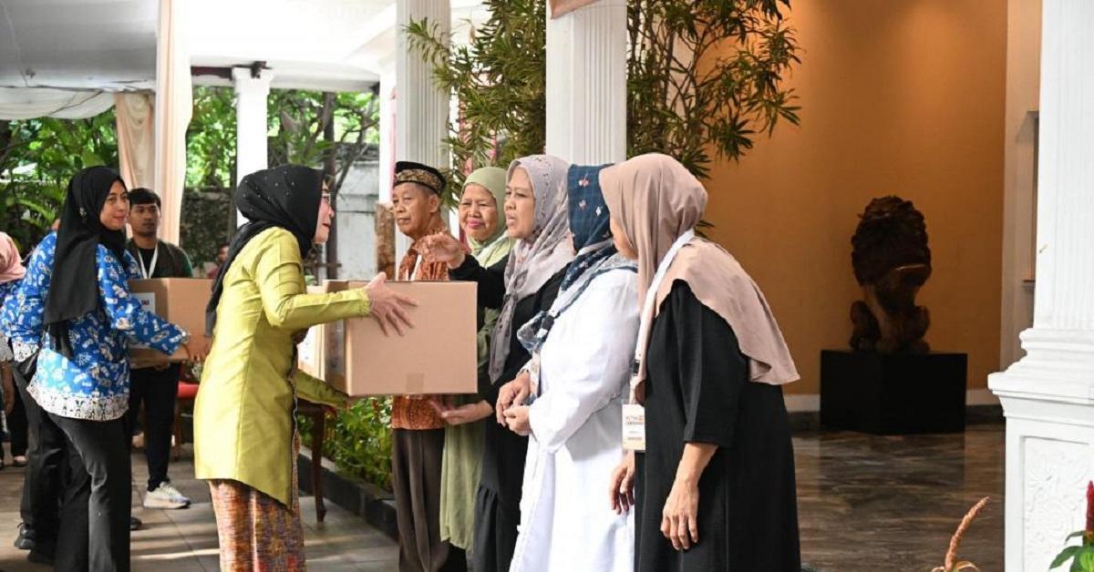 Sambut HUT ke-44, Dekranas Bagikan 500 Paket Sembako Murah