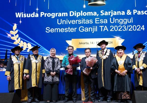 Esa Unggul Kukuhkan 1465 Wisudawan 2023/2024