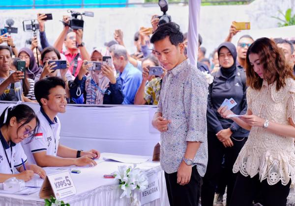 Gibran dan Selvi Menggunakan Hak Pilih di TPS 34 Kelurahan Manahan