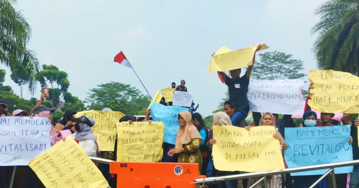 Ratusan Emak-emak Pedagang Pasar Kota Bumi Tangerang Gelar Unjuk Rasa Tolak Revitalisasi