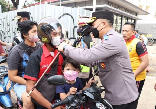 Polisi Bagikan 100 Helm Gratis ke Pelanggar Lalu Lintas Saat Operasi Patuh Jaya di Jakbar