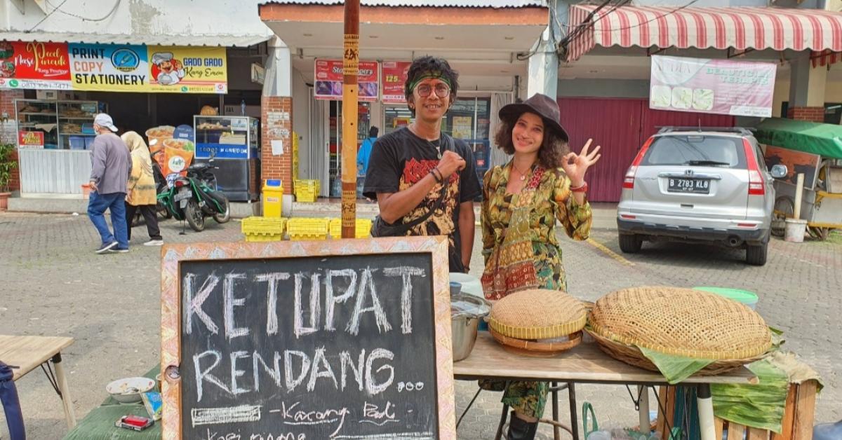 Unik Pedagang Ketupat Rendang di Kota Bekasi, Padukan Fashion dan Resep Turun Temurun dari Orang Tua