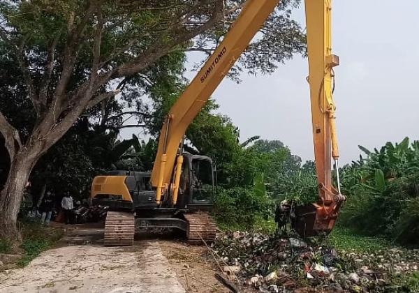 Aliran Kali Cikarang Tersumbat, Ratusan Ton Sampah Diangkut ke TPA Burangkeng