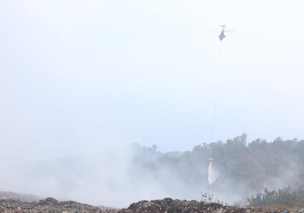 BNPB Kirim Helikopter Water Bombing Atasi Kebakaran TPST Sarimukti Bandung Barat 