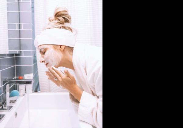 Mau Wajah Bersih dan Cerah? Ini Manfaat Tersembunyi dari Facial Wash