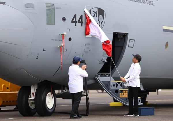 Disaksikan Jokowi, Prabowo Serahkan Pesawat Keempat C-130J Super Hercules untuk TNI AU