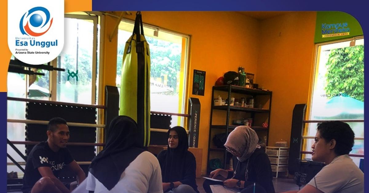 Mahasiswa Prodi UEU Belajar Langsung dengan Juara Dunia Tinju Profesional