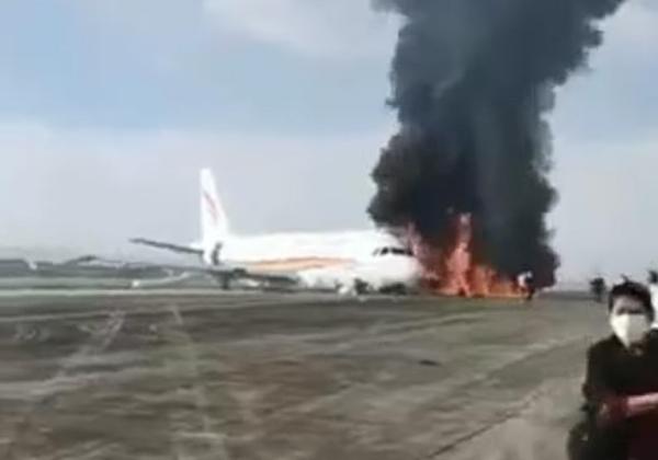 Mau Lepas Landas Malah Tergelincir, Pesawat Tibet Airlines Terbakar 