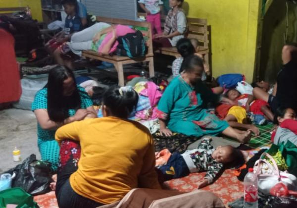 Banjir Sepinggang Orang Dewasa, Warga Kabupaten Bekasi Memilih Tinggal di Pengungsian