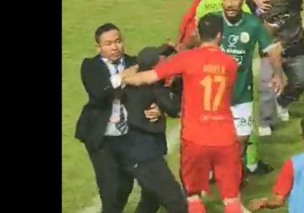 Dan Terjadi Lagi Suporter Masuk ke Lapangan, Kecewa PSS Sleman Kalah dari Persija Jakarta