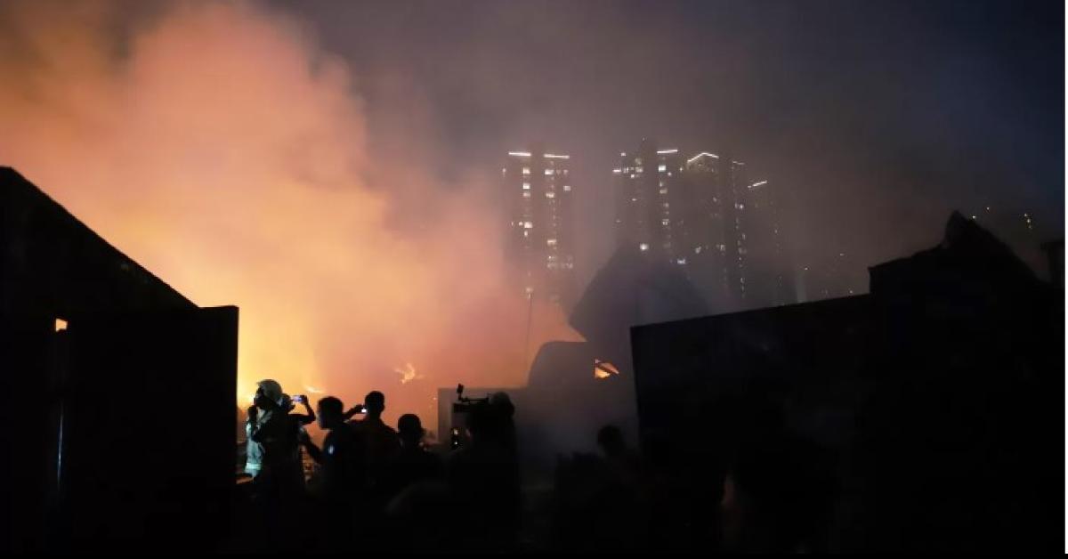 Jelang Maghrib Sejumlah Lapak Di Gandaria Dilalap Si Jago Merah