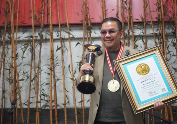 Menangkan Capres Lima Kali Beruntun, Denny JA Terima The Legend Award