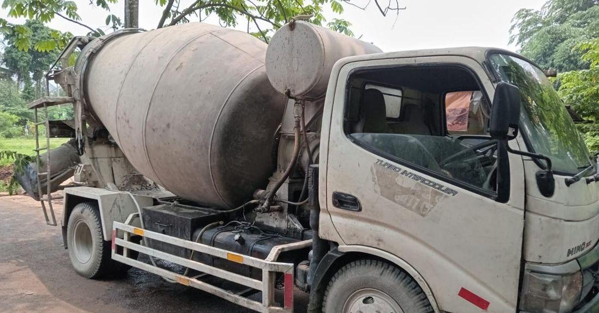Gagal Nanjak, Truk Molen Mundur Tabrak Pemotor di Depok, 1 Orang Terluka