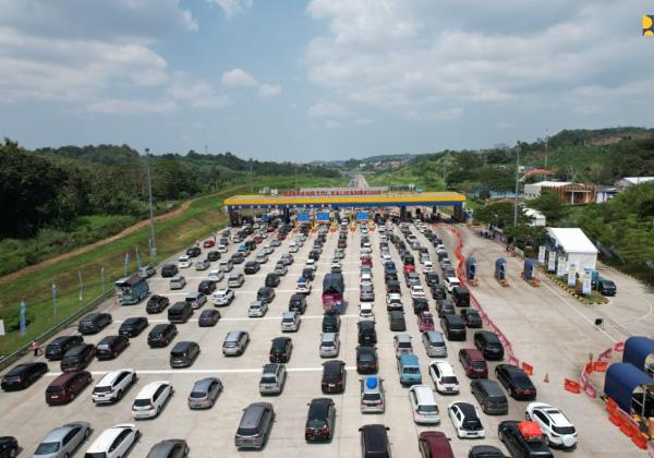 Arus Balik Lebaran 2023, Pemudik Pilih Tunggu Pembukaan One Way dari Tol Kalikangkung Semarang