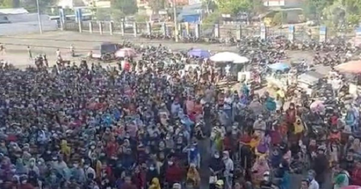 Serbu Operasi Pasar Minyak Goreng, Ribuan Emak-emak Dibubarkan Polisi