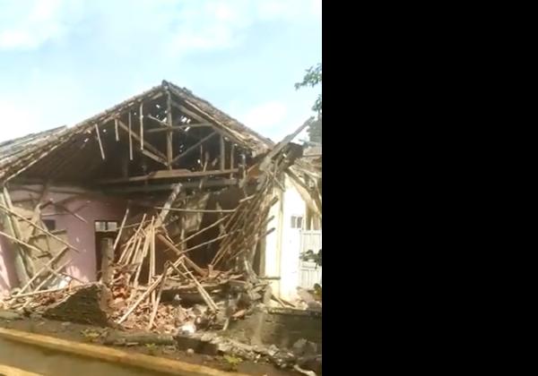 Video 4 Rumah Ambruk Akibat Guncangan Gempa Cianjur dengan Kekuatan 5,6 Magnitudo 