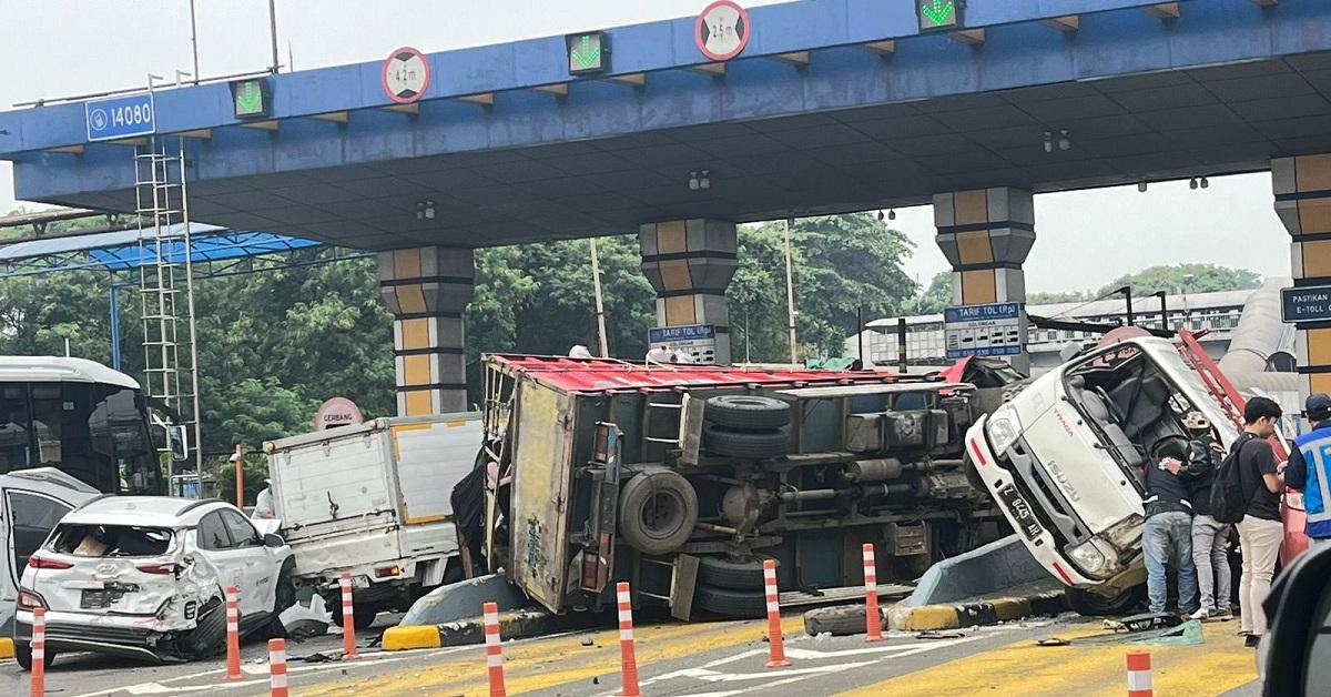 Tabrakan Beruntun di Gerbang Tol Halim, 5 Kendaraan Rusak Parah