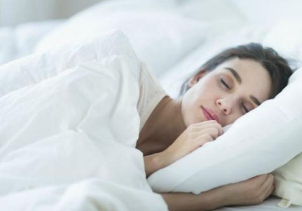 Lakukan Tips Berikut Ini Sebelum Tidur dan Rasakan Perbedaannya, Bikin Wajah Jadi Tambah Cerah!