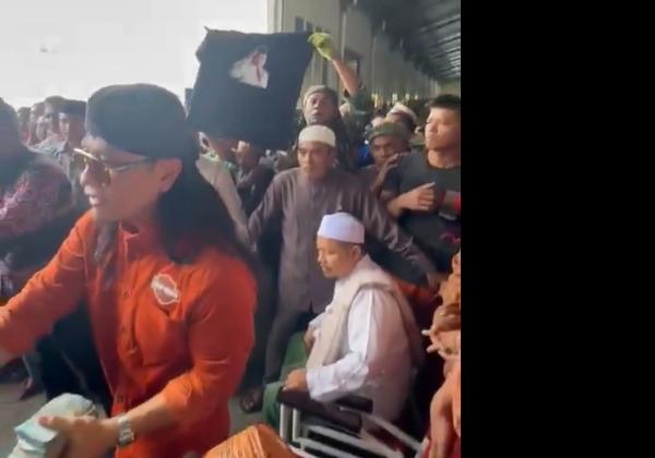 Gus Miftah Viral Bagi-Bagi Uang ke Warga, Untuk Dukung Prabowo? 