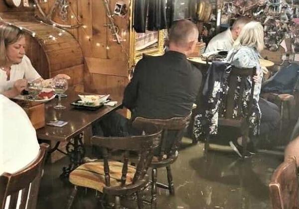 Meski Digenangi Banjir, Para Pengunjung Pub Ini Tetap Asik Hangout dan Enjoy