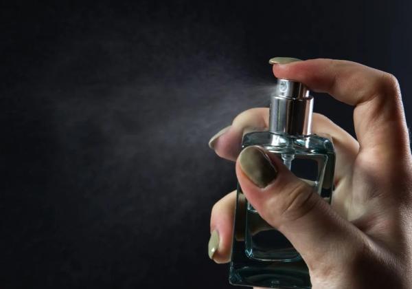 Berikut 3 Cara Menggunakan Parfum dengan Benar Agar Tak Boros!