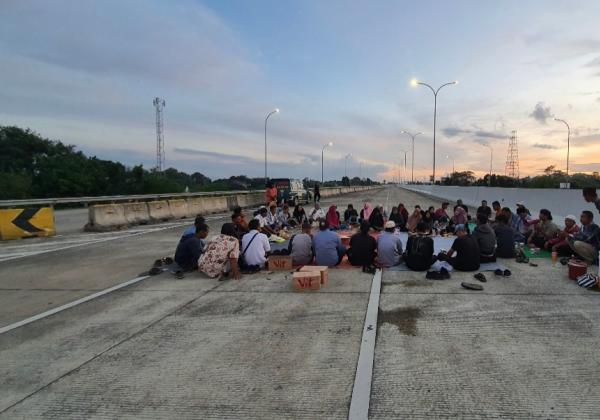 Tuntut Ganti Rugi, Puluhan Ahli Waris Buka Puasa Bersama dan Sholat Maghrib Berjamaah di Tol Jatikarya 