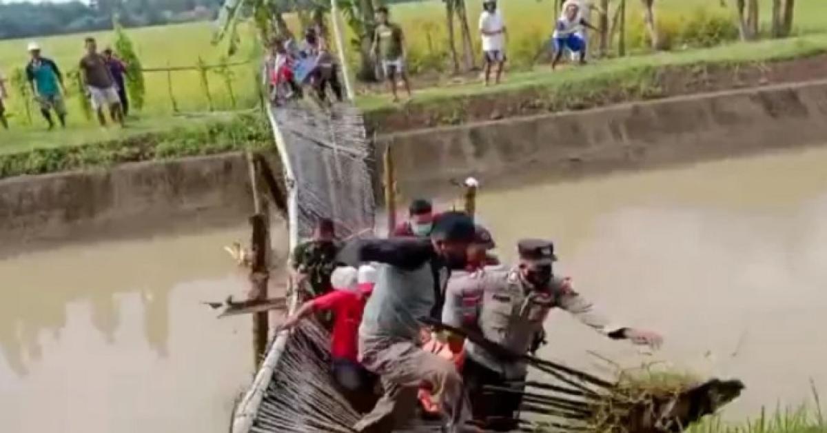 Evakuasi Jenazah Lewat Jembatan Bambu, Mendadak Ambruk Semua Nyemplung ke Sungai