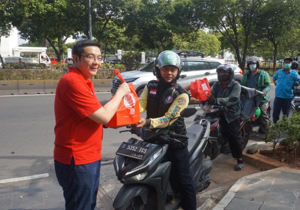 Rayakan Ramadan, TAYS Berbagi Paket Takjil  Bagi Pengguna Jalan dan Pengemudi Ojek Online