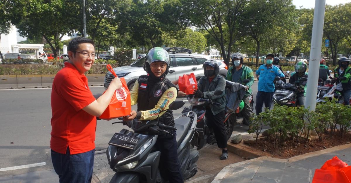 Rayakan Ramadan, TAYS Berbagi Paket Takjil  Bagi Pengguna Jalan dan Pengemudi Ojek Online 77e1d20acbe615cc33d3cf54502e0c5e.jpeg
