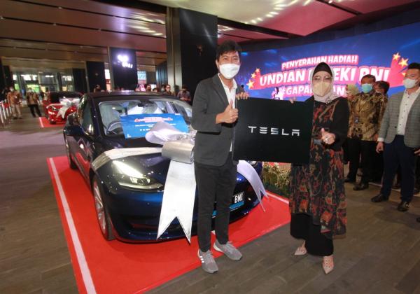 Gegara Sering Transaksi, 2 Nasabah BNI Ini Diganjar Tesla Model 3