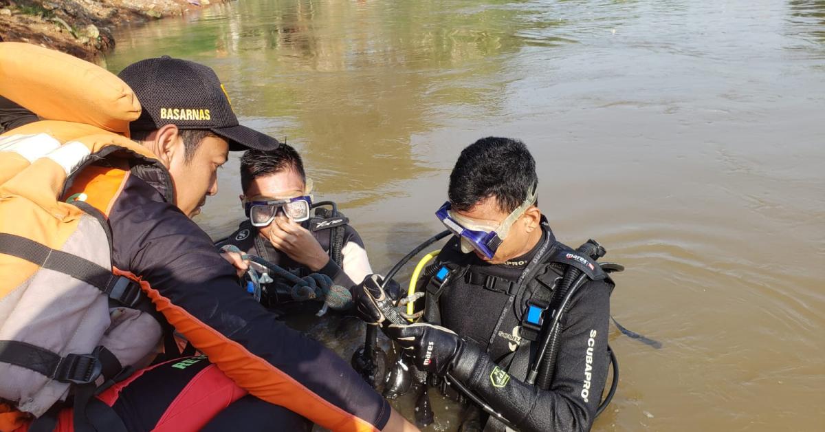 Cari Dua Bocah Diduga Terseret Aliran Kali Bekasi, Tim SAR Kerahkan Regu Penyelam