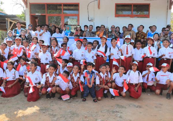 Dukung Pendidikan di Pulau Paling Selatan Indonesia, PLN Bagikan Perlengkapan Sekolah