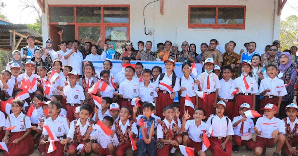 Dukung Pendidikan di Pulau Paling Selatan Indonesia, PLN Bagikan Perlengkapan Sekolah