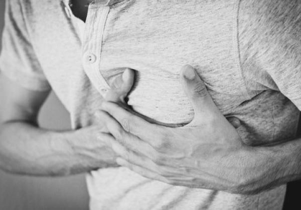 Apa Nyeri Dada Pasti Penyakit Jantung? Cek Faktanya